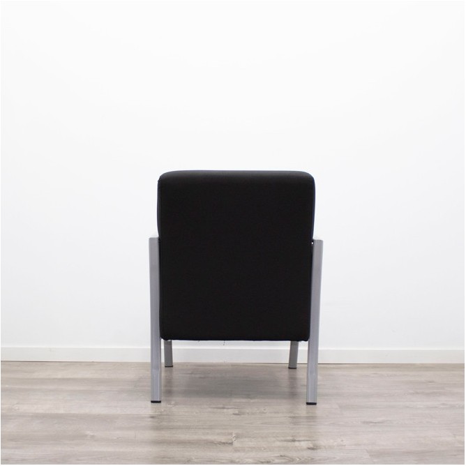 Silla de espera tapizado negro con patas grises