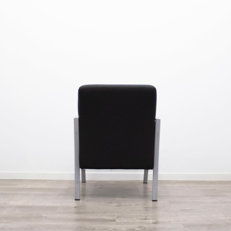 Silla de espera tapizado negro con patas grises