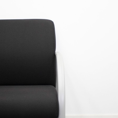 Silla de espera tapizado negro con patas grises