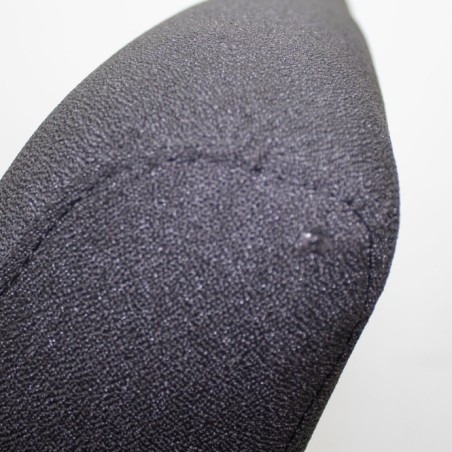 Silla de espera tapizado negro con patas grises