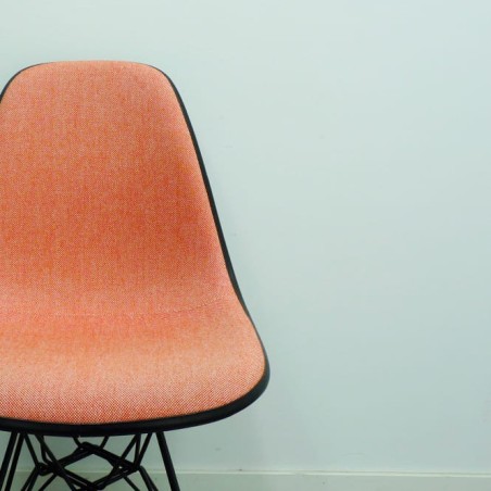 Silla de espera tapizado salmón y base metálica negra