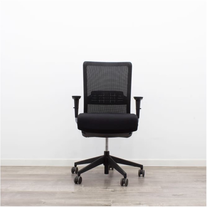 Silla operativa respaldo de malla y asiento tapizado negro