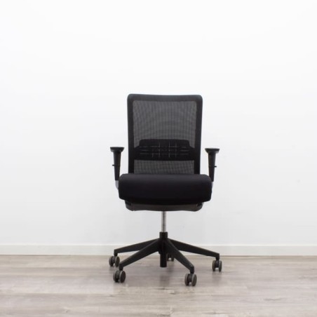 Silla operativa respaldo de malla y asiento tapizado negro
