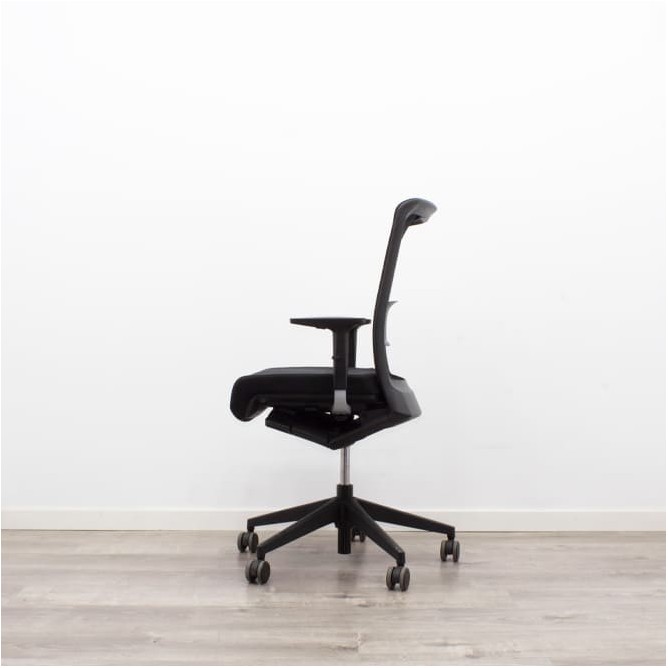 Silla operativa respaldo de malla y asiento tapizado negro