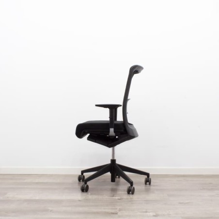 Silla operativa respaldo de malla y asiento tapizado negro