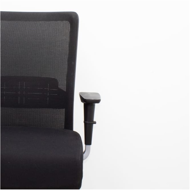 Silla operativa respaldo de malla y asiento tapizado negro
