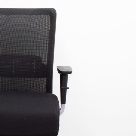 Silla operativa respaldo de malla y asiento tapizado negro