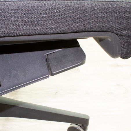 Silla operativa respaldo de malla y asiento tapizado negro