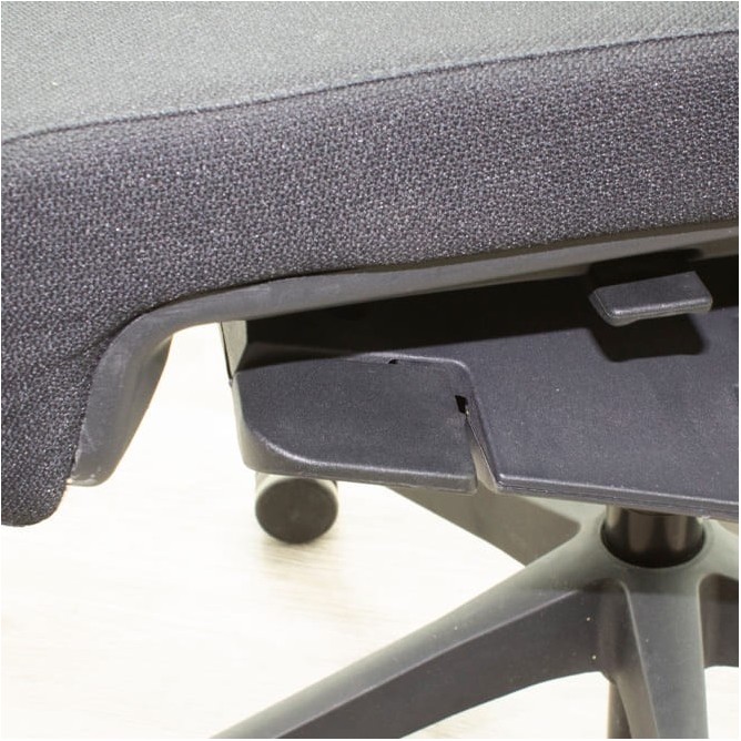 Silla operativa respaldo de malla y asiento tapizado negro