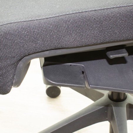 Silla operativa respaldo de malla y asiento tapizado negro