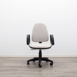 Silla operativa tapizado gris claro con brazos fijos 2