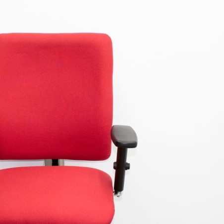Silla operativa tapizado rojo con brazos regulables