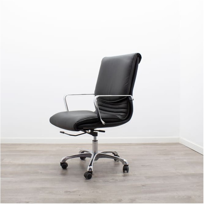 Sillón de dirección con brazos y base cromada