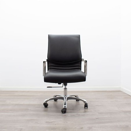Sillón de dirección con brazos y base cromada