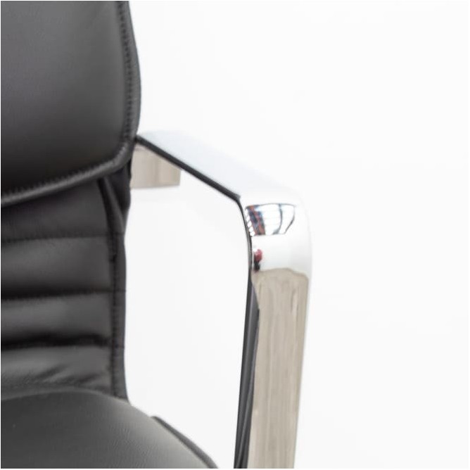 Sillón de dirección con brazos y base cromada