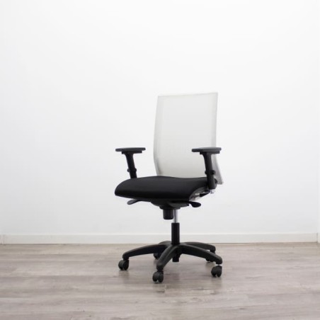 Silla operativa negra y respaldo rejilla blanca con brazos regulables