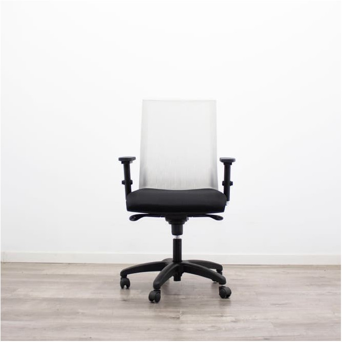 Silla operativa negra y respaldo rejilla blanca con brazos regulables