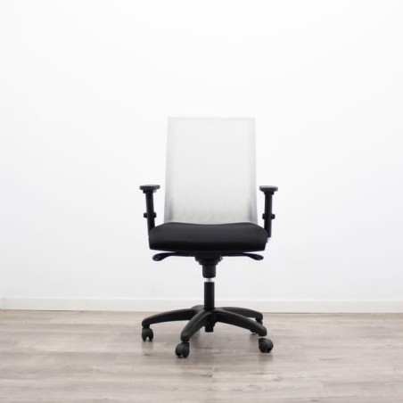 Silla operativa negra y respaldo rejilla blanca con brazos regulables
