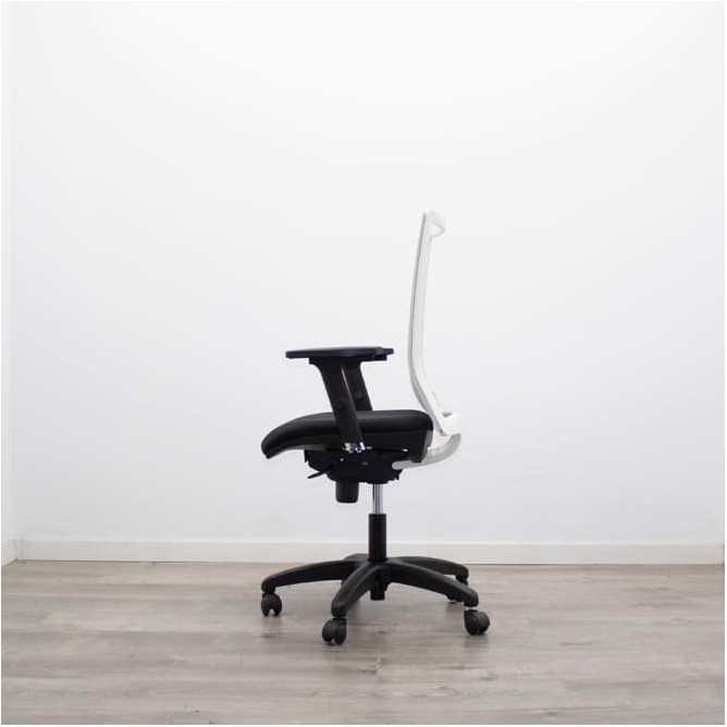Silla operativa negra y respaldo rejilla blanca con brazos regulables