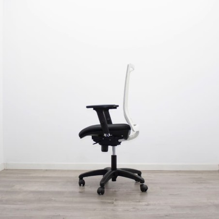Silla operativa negra y respaldo rejilla blanca con brazos regulables