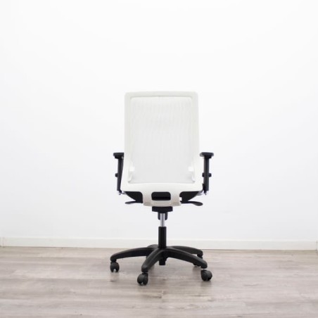 Silla operativa negra y respaldo rejilla blanca con brazos regulables