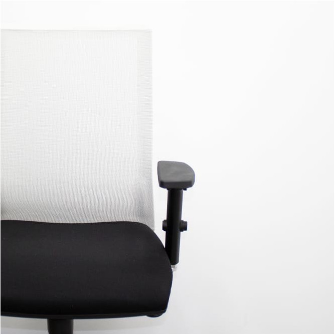 Silla operativa negra y respaldo rejilla blanca con brazos regulables