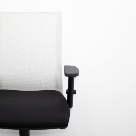Silla operativa negra y respaldo rejilla blanca con brazos regulables