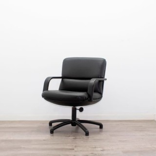 Silla confidente giratoria en napel negra con brazos fijos 2