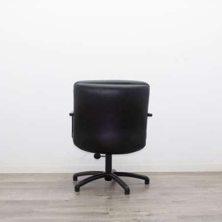 Silla confidente giratoria en napel negra con brazos fijos