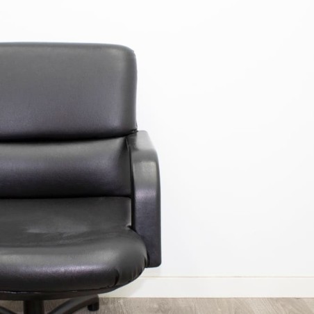 Silla confidente giratoria en napel negra con brazos fijos