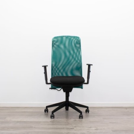 Silla operativa asiento negro y respaldo malla verde