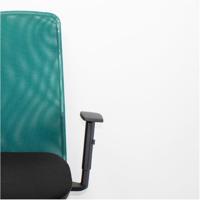 Silla operativa asiento negro y respaldo malla verde