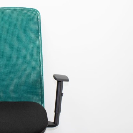 Silla operativa asiento negro y respaldo malla verde