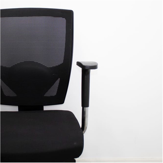 Silla operativa negra y respaldo malla con cojín lumbar