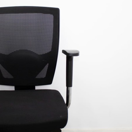 Silla operativa negra y respaldo malla con cojín lumbar