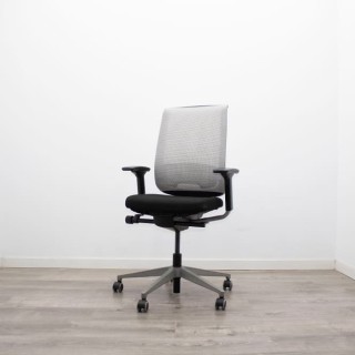 Silla operativa negra y respaldo malla gris claro 2