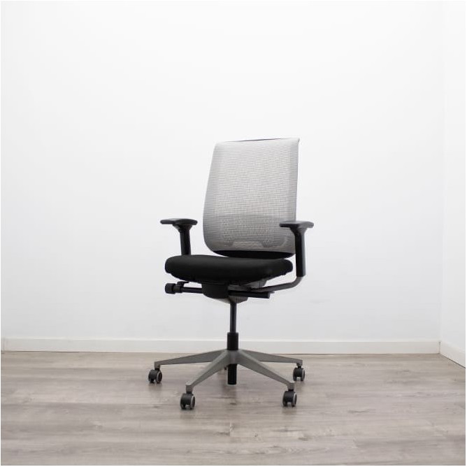 Silla operativa negra y respaldo malla gris claro