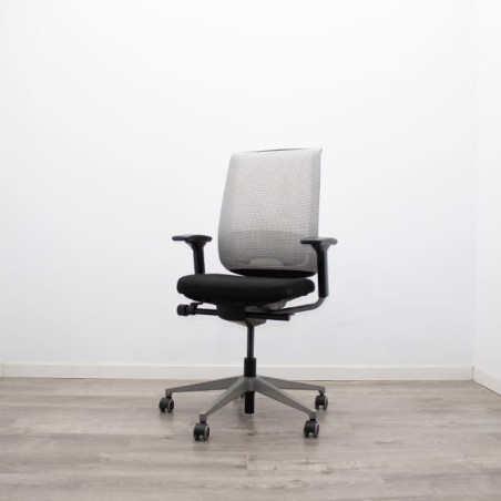 Silla operativa negra y respaldo malla gris claro
