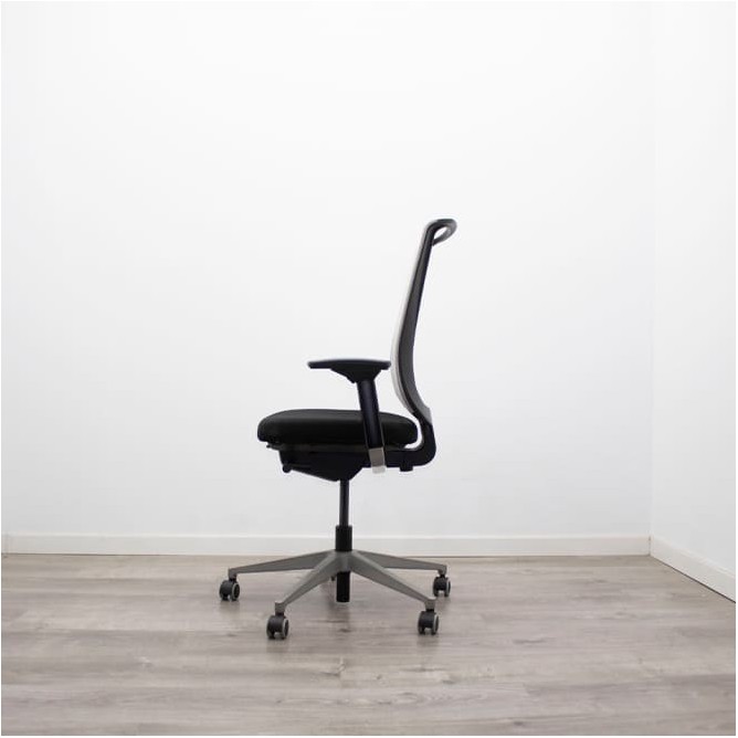 Silla operativa negra y respaldo malla gris claro