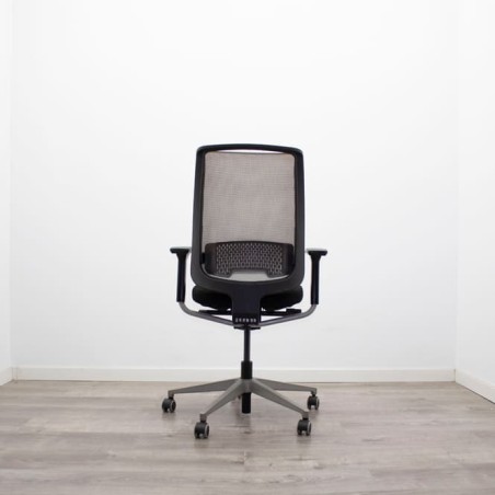 Silla operativa negra y respaldo malla gris claro
