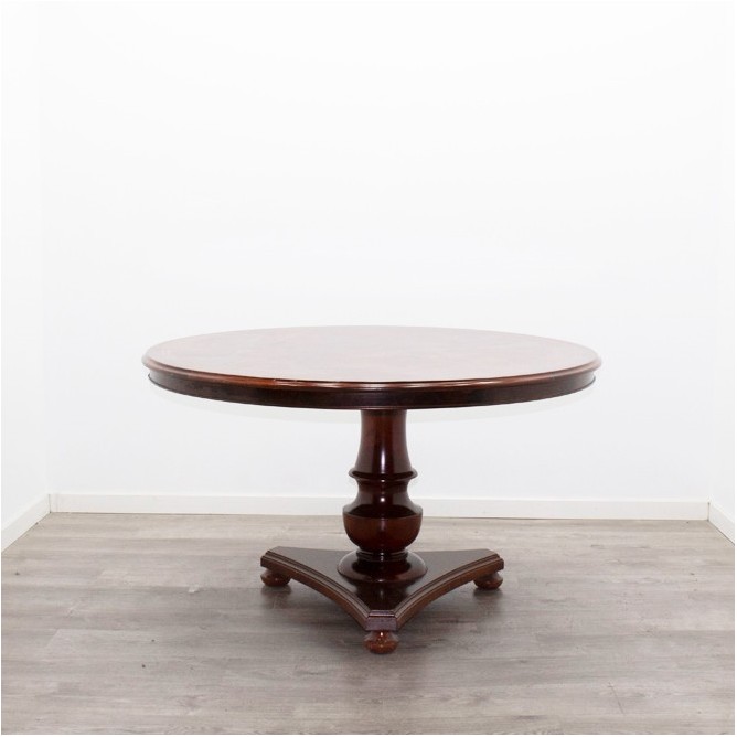 Mesa redonda de madera clásica con raíz