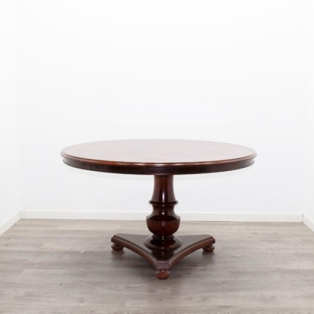 Mesa redonda de madera clásica con raíz