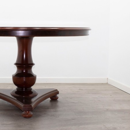 Mesa redonda de madera clásica con raíz