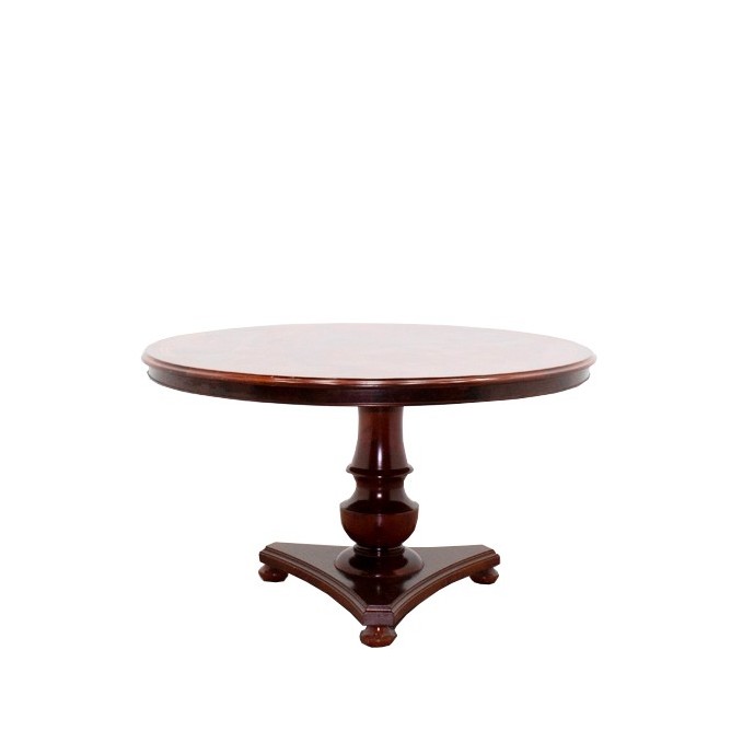 Mesa redonda de madera clásica con raíz
