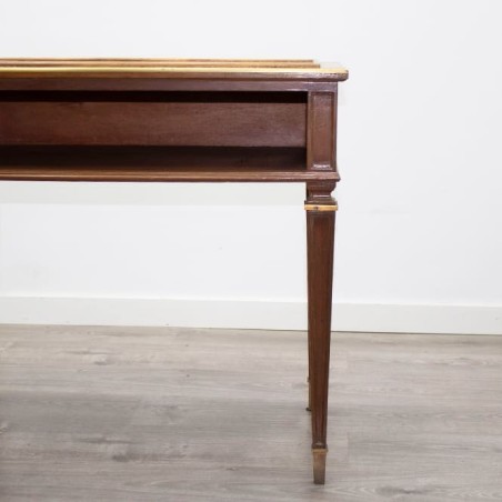 Mesa auxiliar de madera con bordes dorados