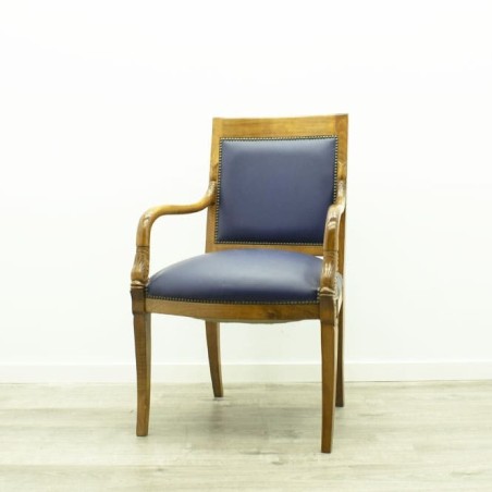 Silla clásica de espera napel azul estructura madera detalle tachuelas