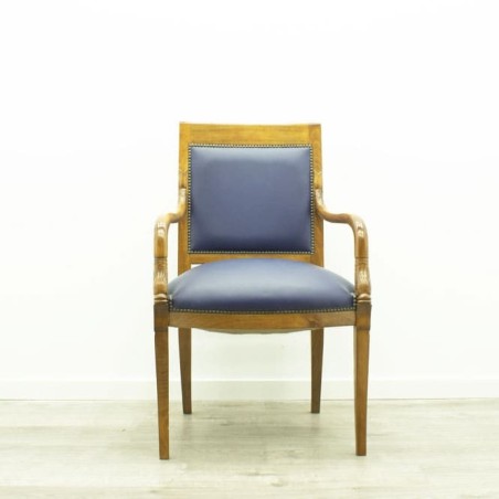 Silla clásica de espera napel azul estructura madera detalle tachuelas