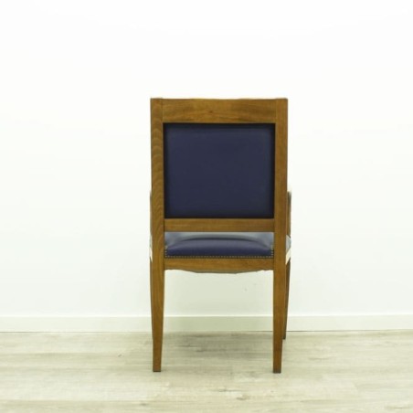Silla clásica de espera napel azul estructura madera detalle tachuelas