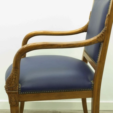 Silla clásica de espera napel azul estructura madera detalle tachuelas