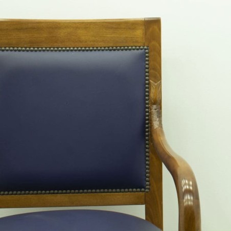 Silla clásica de espera napel azul estructura madera detalle tachuelas